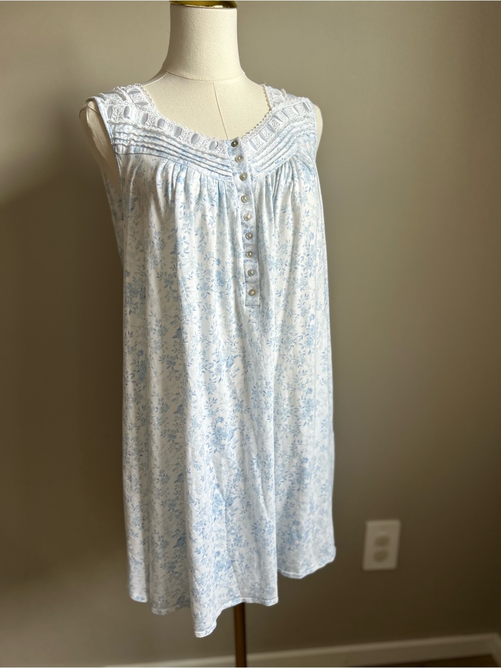 Eileen West sleeveless nightgown 100% cotton blue floral print shell buttons